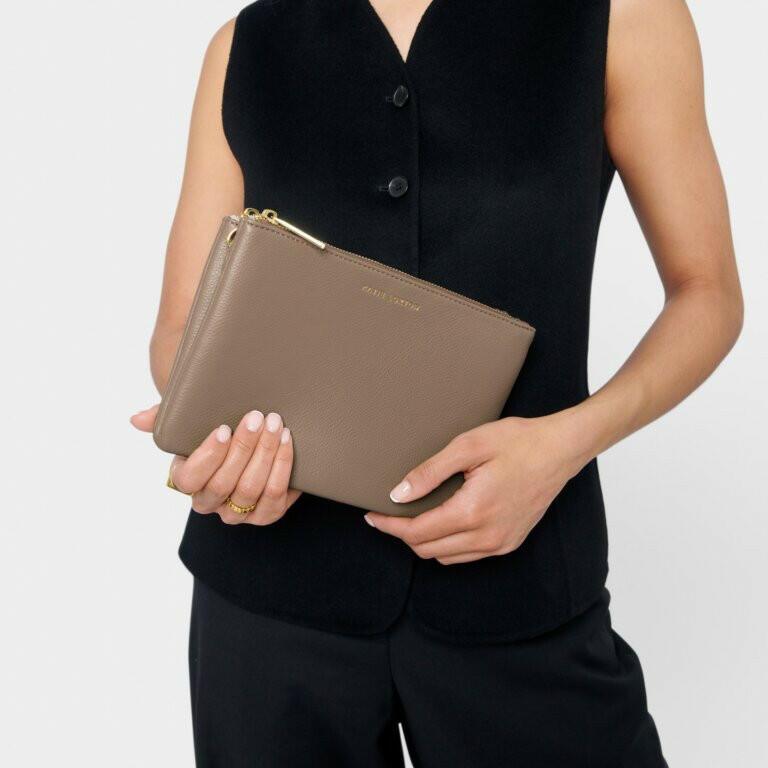 Duo Pouch in Mocha.