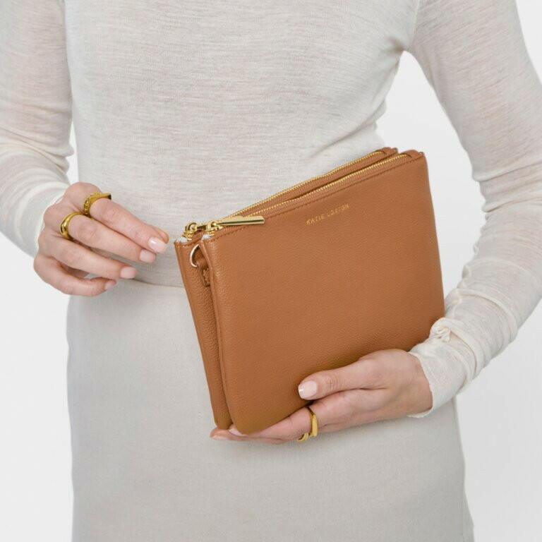 Duo Pouch in Cognac.